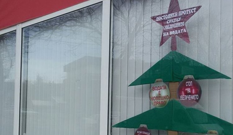 БСП – Кърджали украси своя офис с коледно дърво на протеста