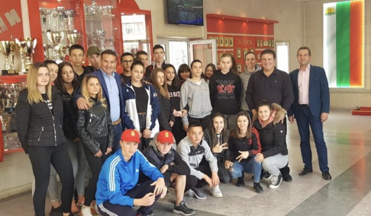 Иван Кръстев и Крум Дончев се срещнаха с ученици в Кърджали